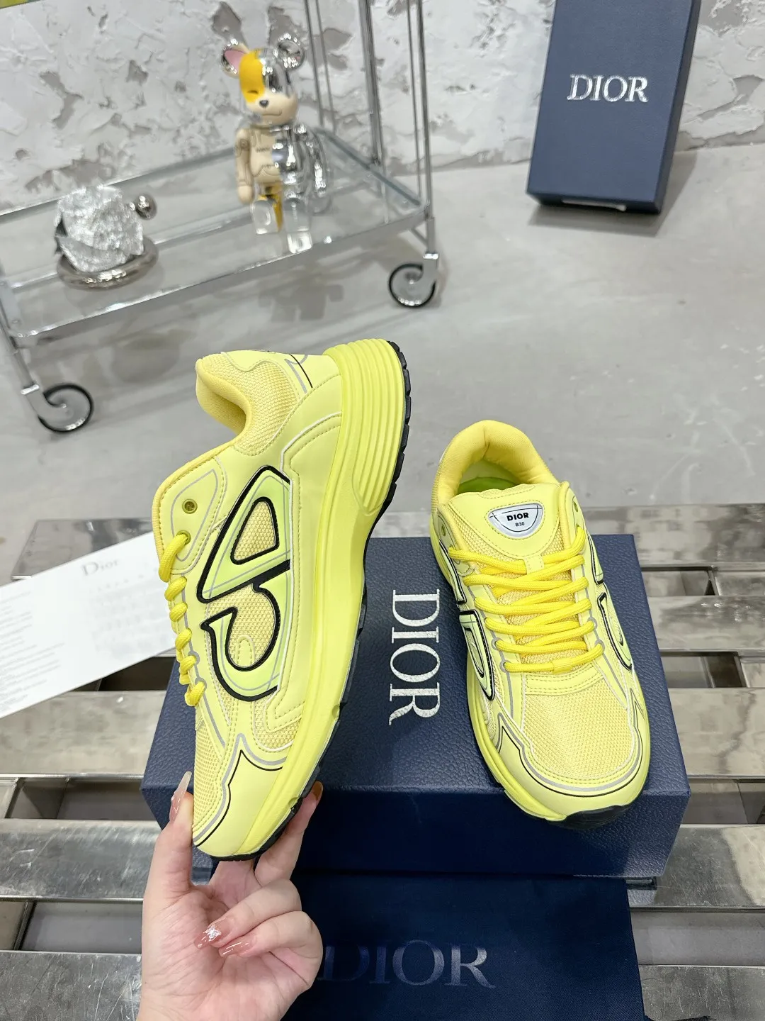 Men's men's shoes 💰600❤️❤️❤️High version Dior Dior's latest color matching B30 series reflective dad sneakers original 17380💰 purchased for development and production Brand new B30 sneakers Dad Shoes style shoes that follow the trend of the retro market The Dior logo on the tongue also indicates that this pair of shoes is the B30 model! B30 uses fine-textured leather and mesh cloth materials to form a shoe body. There are conspicuous letters CD on both sides of the shoe body to indicate identity. Many lines on the shoe body outline details to make the shoes look less monotonous and full of retro flavor. The delivery counter is exquisitely packaged🛍📦 ▪️Fabric: Original customized technical fabric + mesh ▪️Inner lining: Customized breathable lining ▪️Outsole: Original molded IP foam + TPU outsole ▪️Sole thickness: 3.5CM ▪️Size: Women’s size 35-40 / Men’s size 39-46